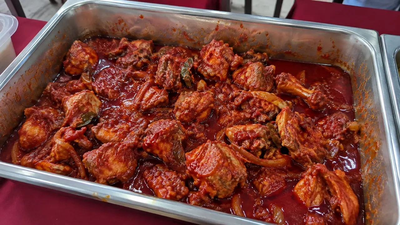 Ayam masak merah dalam dulang besi segi empat